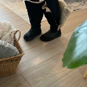 Ugg tall boots size 9, need laces.